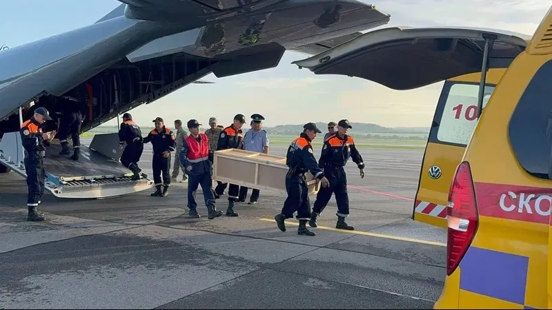 Бүгін таңертең қайтыс болған балалардың денелері Өскеменге әкелінгені белгілі болды. Бүгін таңертең қайтыс болған балалардың денелері Өскеменге әкелінгені белгілі болды. фото на taspanews.kz от 01 июля 2024 12:18