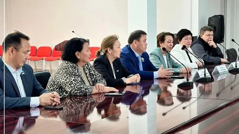 Мәжіліс депутаттары Ақтөбедегі рельс арқалық зауытының ұжымымен кездесті Мәжіліс депутаттары Ақтөбедегі рельс арқалық зауытының ұжымымен кездесті фото на taspanews.kz от 09 июля 2024 12:53