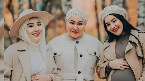 Фариза мен Дина Төреәлі анасымен бірге Фариза мен Дина Төреәлі анасымен бірге фото на taspanews.kz от 25 февраля 2025 16:16